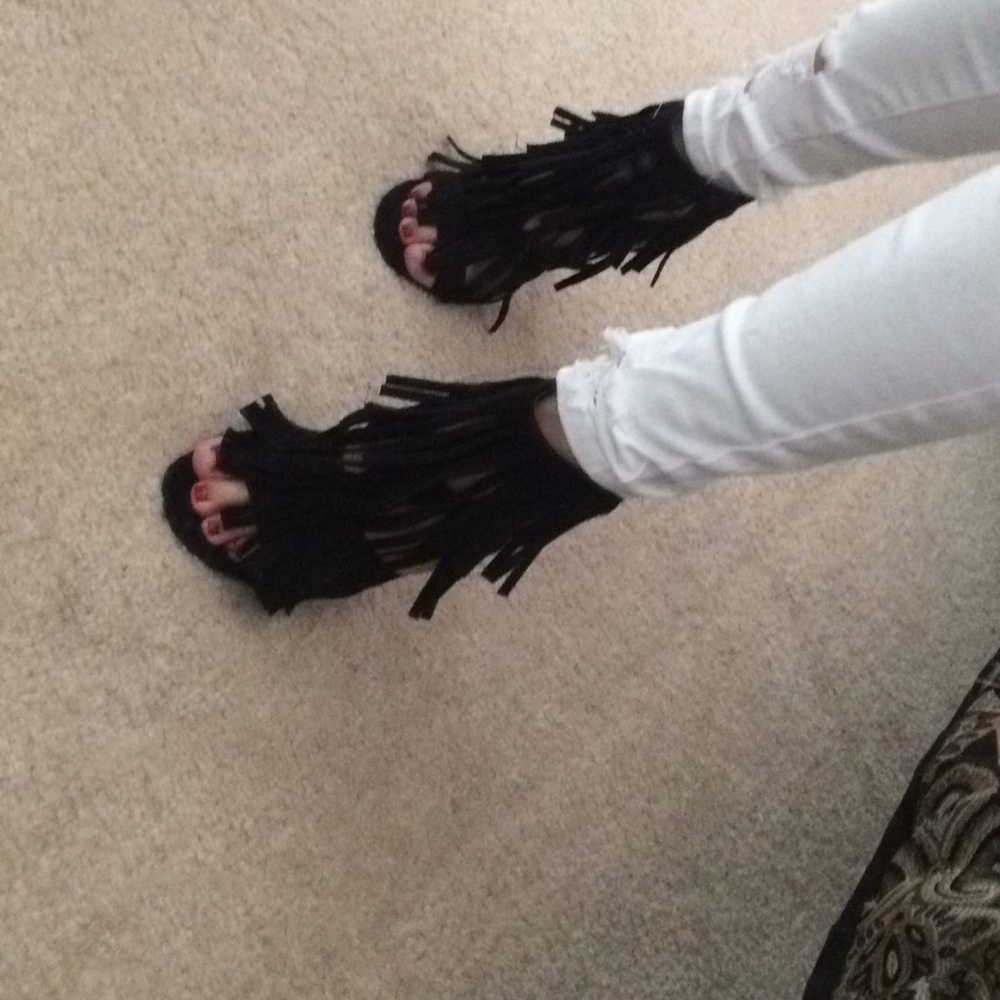 Fringed black heels